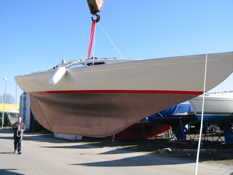 Se hur fint båten balanserar med en riktigt lång lyftstropp.