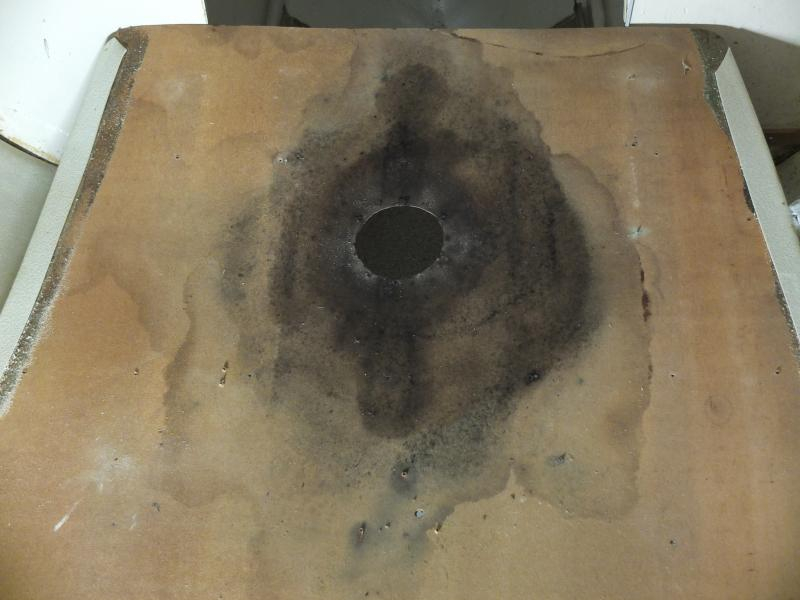 Innertaket med fuktskador runt ventilatorhål