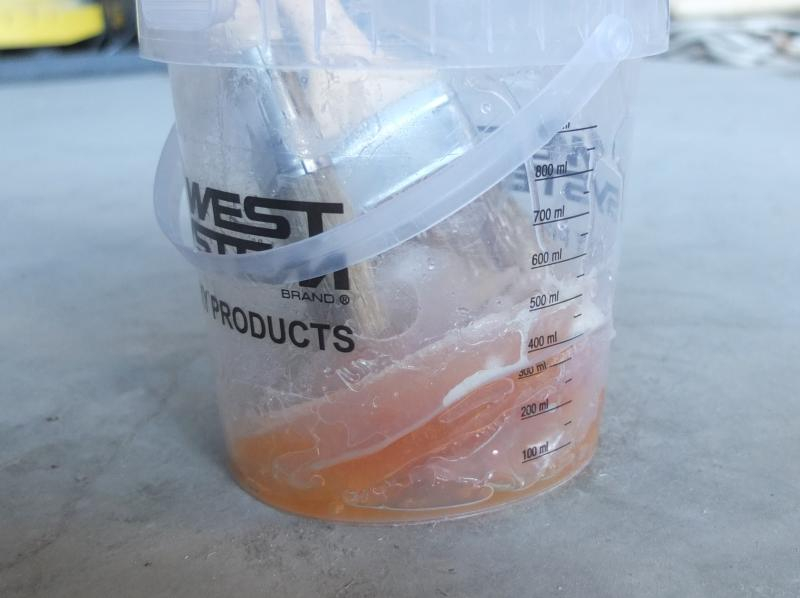 Förstörd plast och burk